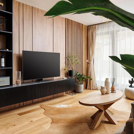 Pure Living Apartment W. Private Parking Брашов Экстерьер фото